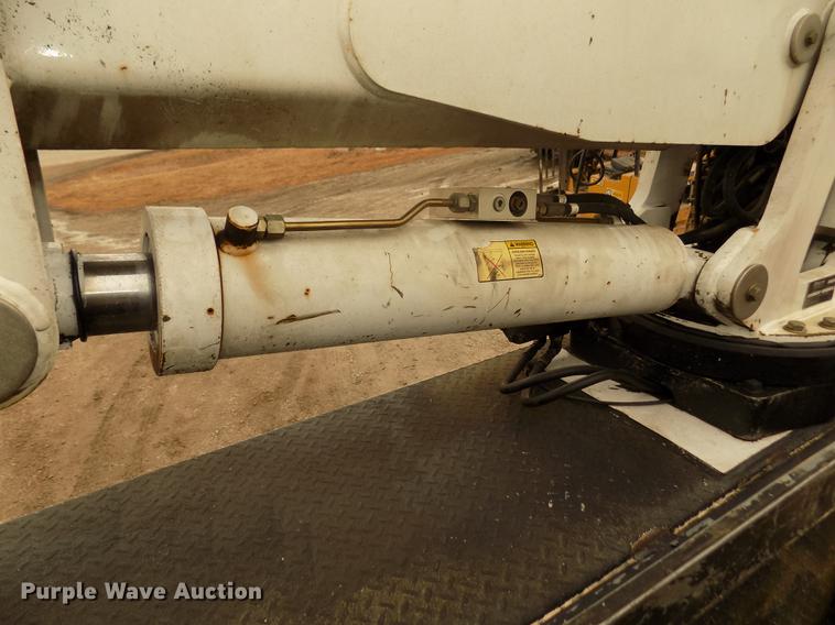 image for item DD2886 2005 Ford F650 Super Duty service truck with crane