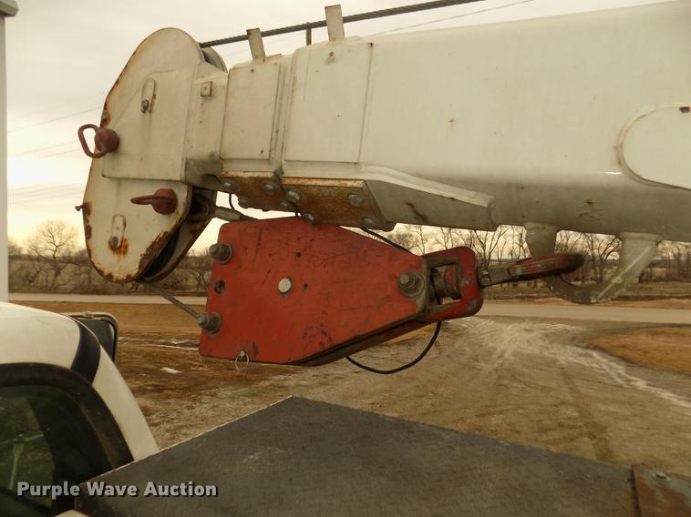 image for item DD2886 2005 Ford F650 Super Duty service truck with crane