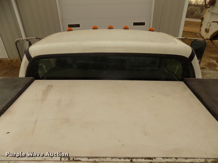 image for item DD2886 2005 Ford F650 Super Duty service truck with crane