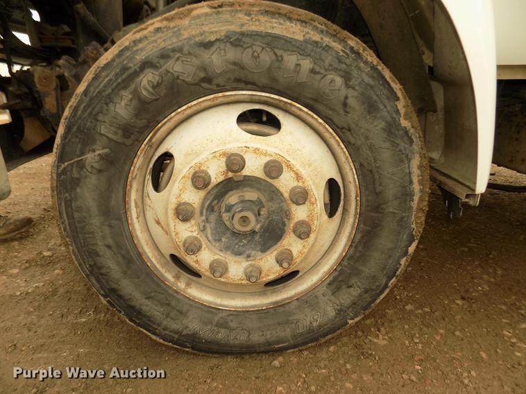 image for item DD2886 2005 Ford F650 Super Duty service truck with crane