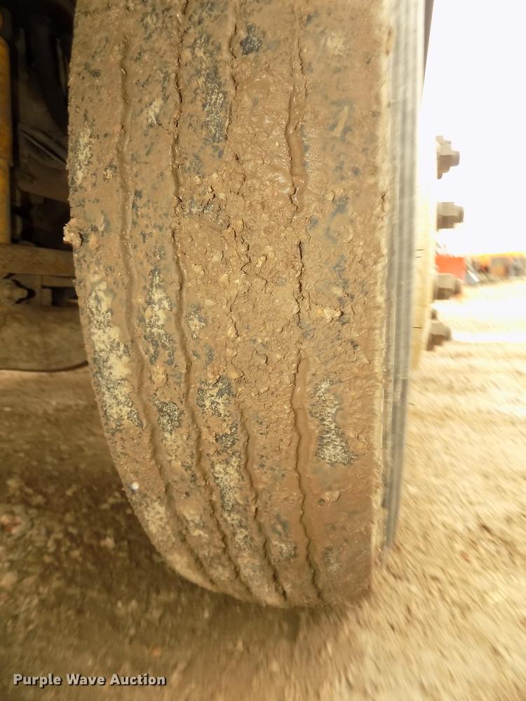 image for item DD2886 2005 Ford F650 Super Duty service truck with crane