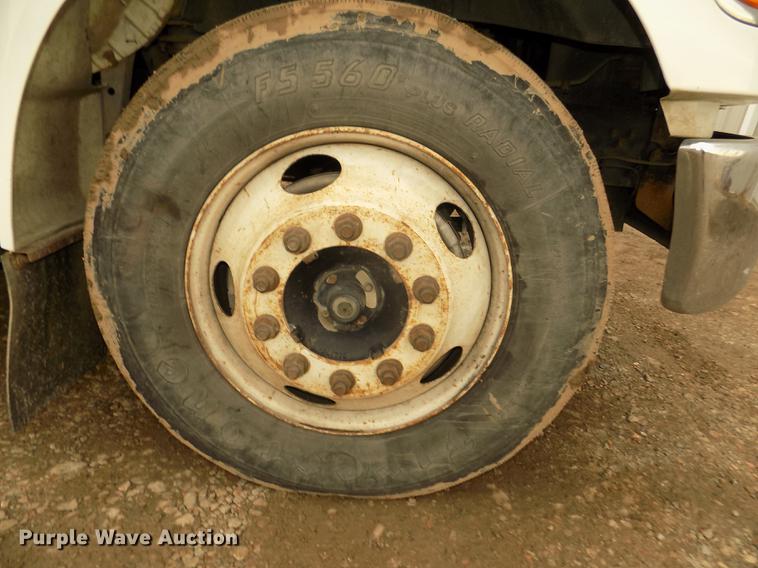 image for item DD2886 2005 Ford F650 Super Duty service truck with crane