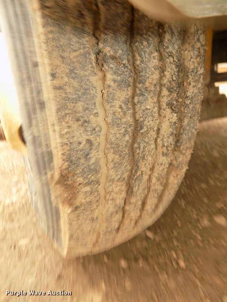 image for item DD2886 2005 Ford F650 Super Duty service truck with crane