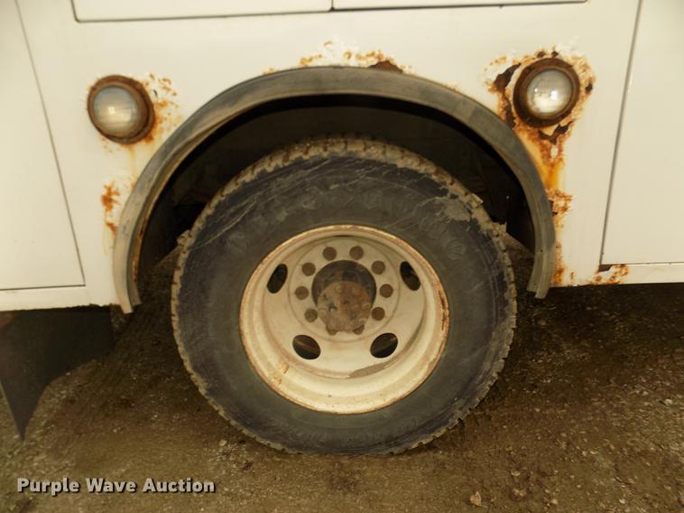 image for item DD2886 2005 Ford F650 Super Duty service truck with crane