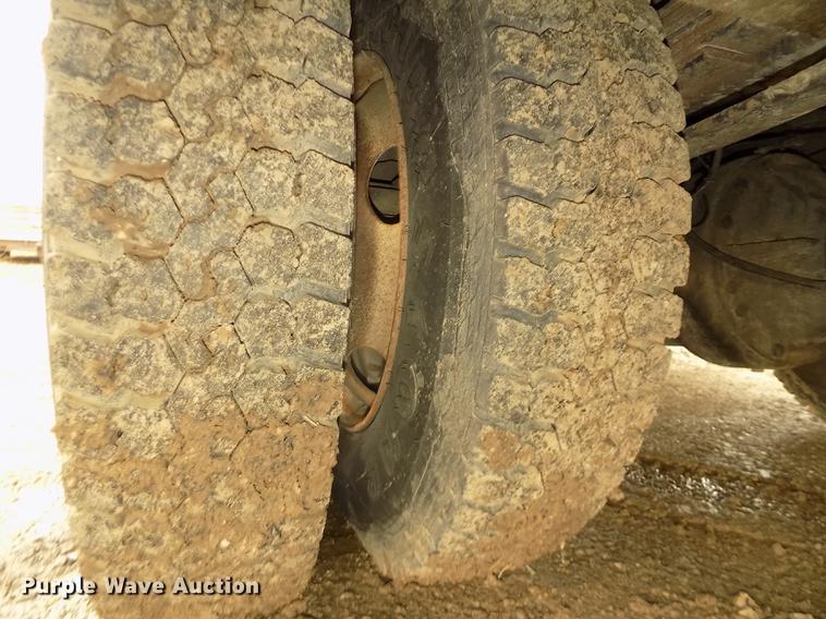 image for item DD2886 2005 Ford F650 Super Duty service truck with crane