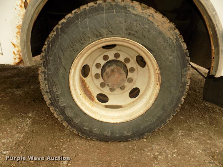 image for item DD2886 2005 Ford F650 Super Duty service truck with crane