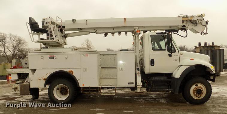 image for item DD2891 2006 International 7300 digger derrick truck