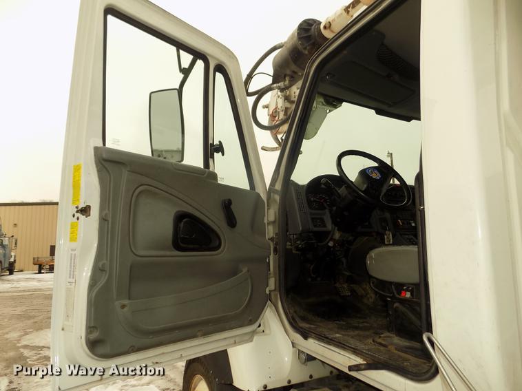 image for item DD2891 2006 International 7300 digger derrick truck