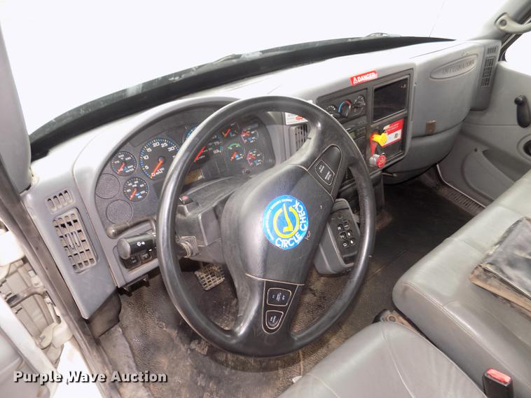 image for item DD2891 2006 International 7300 digger derrick truck