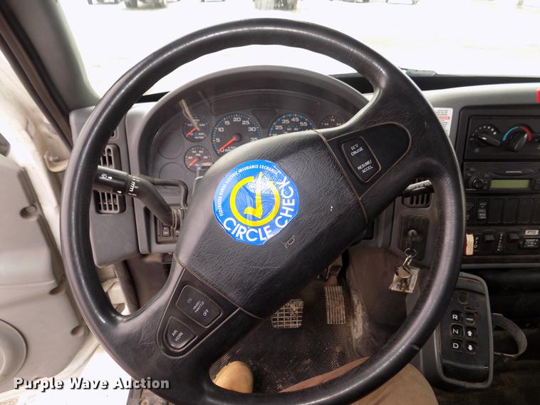 image for item DD2891 2006 International 7300 digger derrick truck