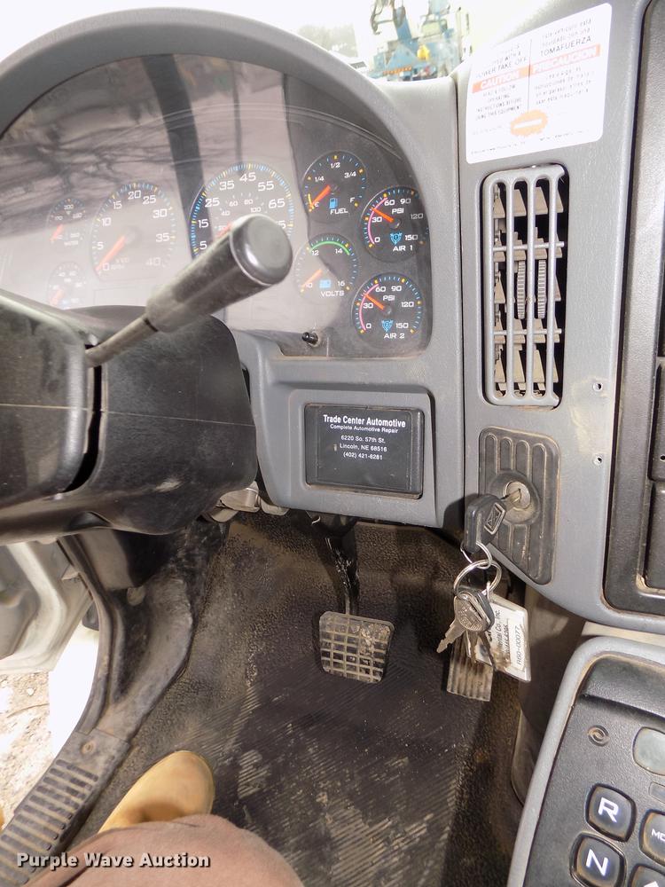 image for item DD2891 2006 International 7300 digger derrick truck