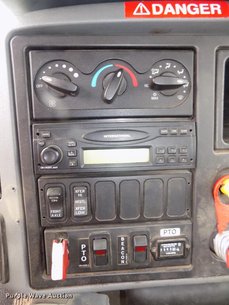 image for item DD2891 2006 International 7300 digger derrick truck