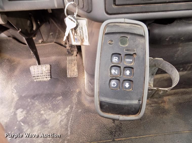 image for item DD2891 2006 International 7300 digger derrick truck