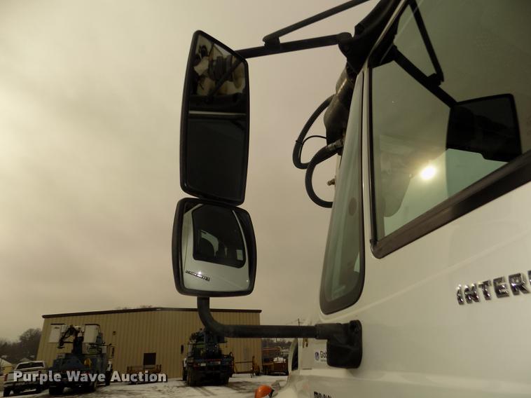 image for item DD2891 2006 International 7300 digger derrick truck