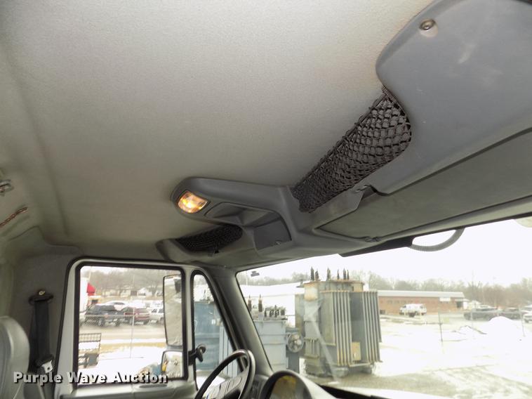 image for item DD2891 2006 International 7300 digger derrick truck