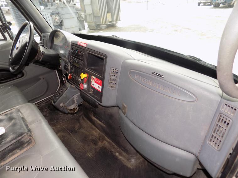 image for item DD2891 2006 International 7300 digger derrick truck