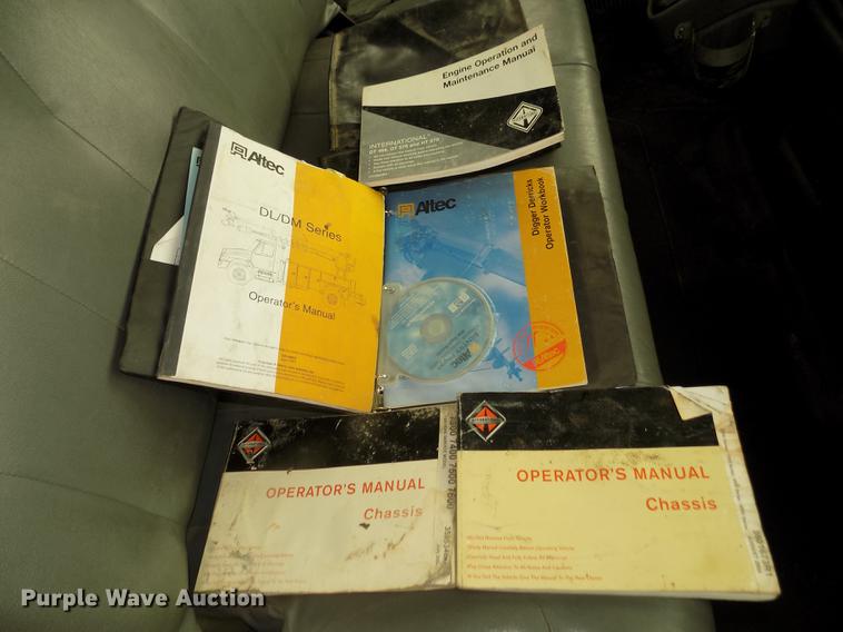 image for item DD2891 2006 International 7300 digger derrick truck