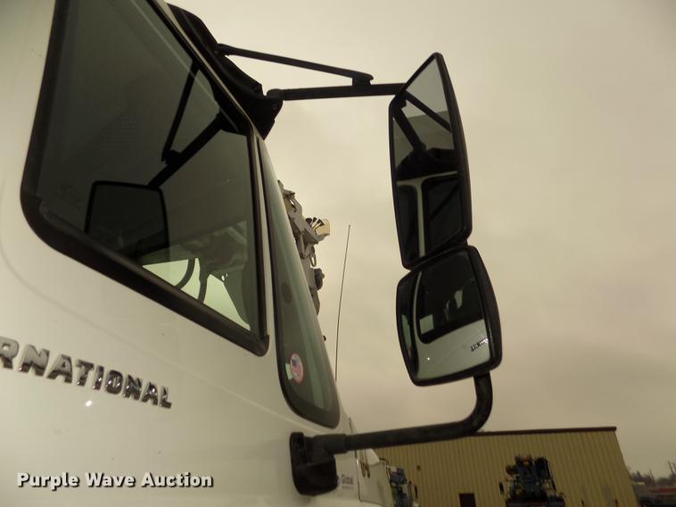 image for item DD2891 2006 International 7300 digger derrick truck