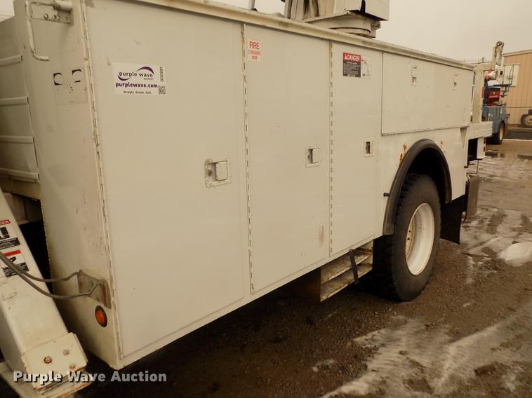 image for item DD2891 2006 International 7300 digger derrick truck