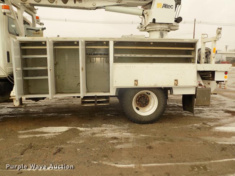 image for item DD2891 2006 International 7300 digger derrick truck