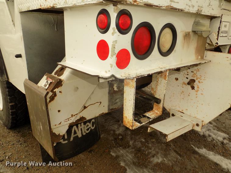 image for item DD2891 2006 International 7300 digger derrick truck