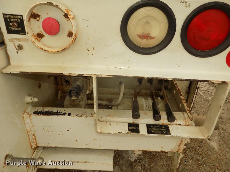 image for item DD2891 2006 International 7300 digger derrick truck