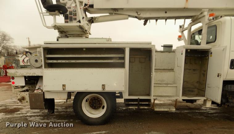 image for item DD2891 2006 International 7300 digger derrick truck