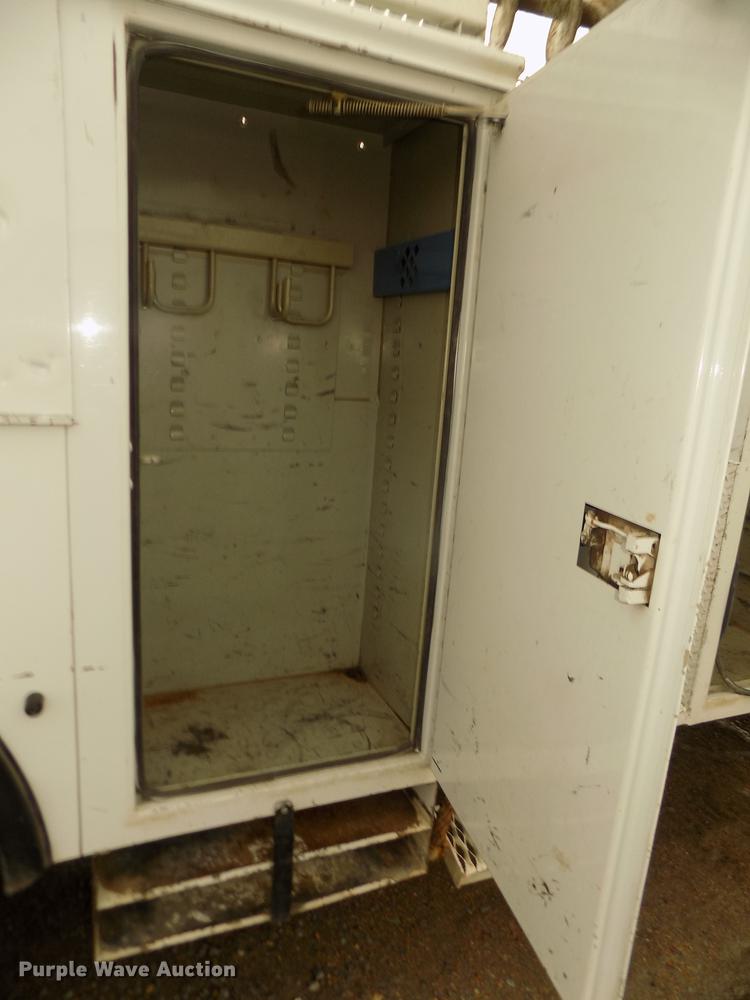 image for item DD2891 2006 International 7300 digger derrick truck