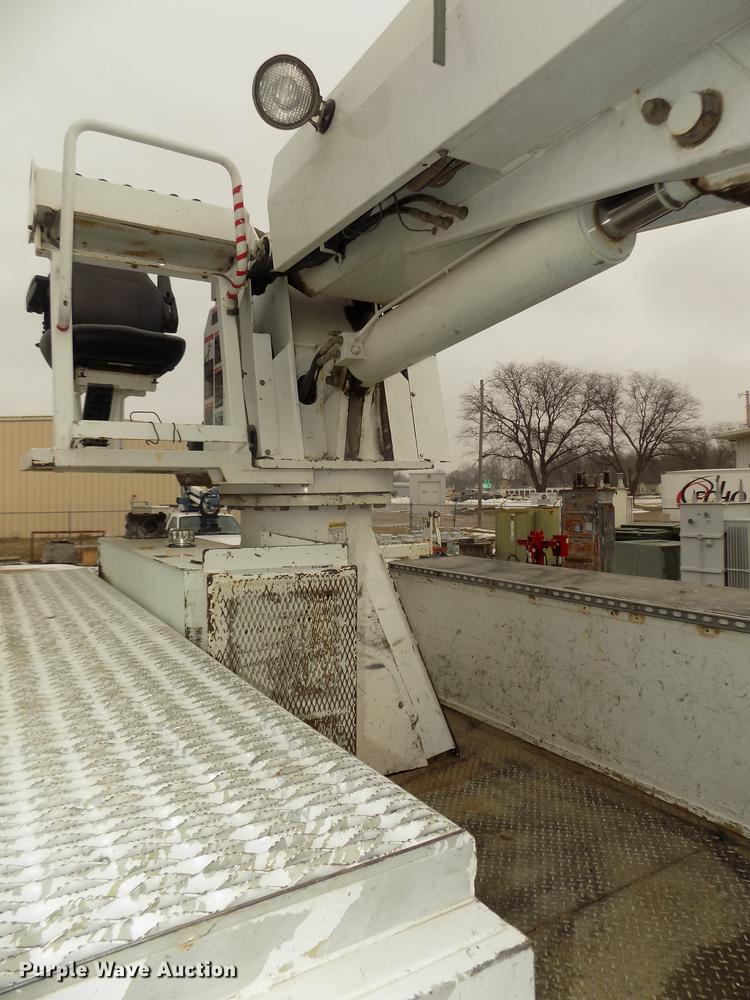 image for item DD2891 2006 International 7300 digger derrick truck