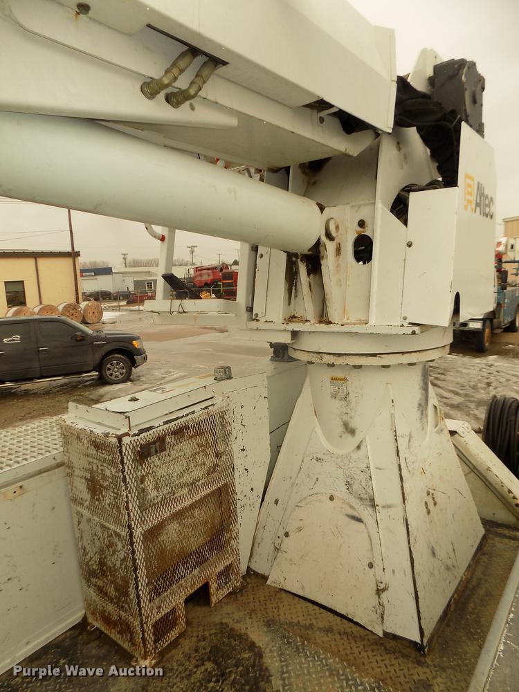 image for item DD2891 2006 International 7300 digger derrick truck