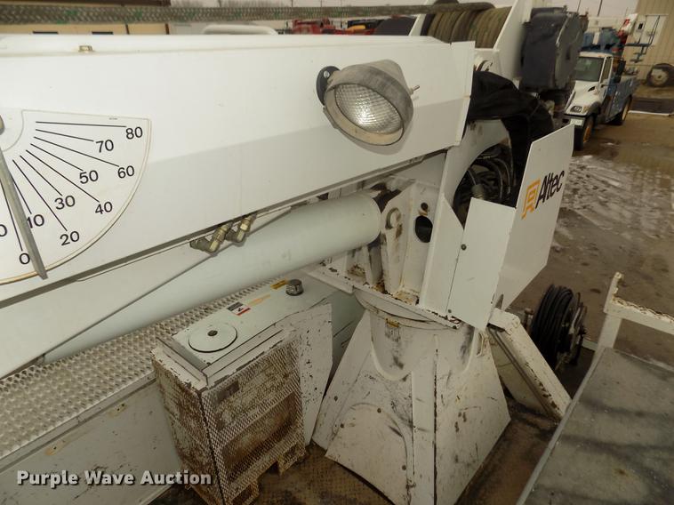 image for item DD2891 2006 International 7300 digger derrick truck