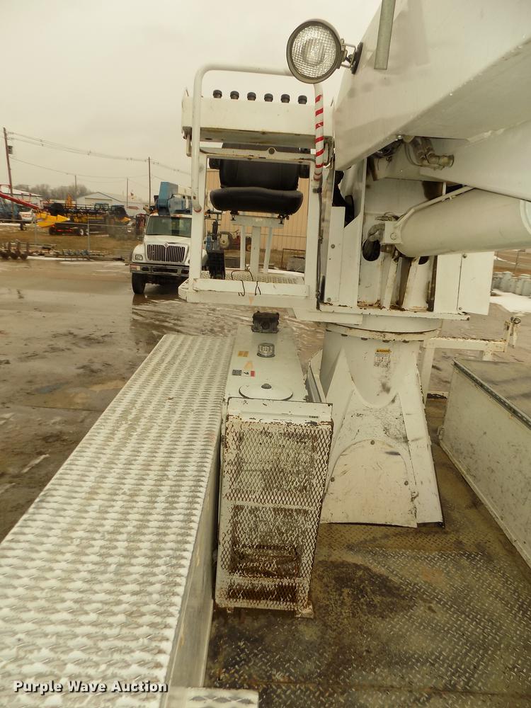 image for item DD2891 2006 International 7300 digger derrick truck