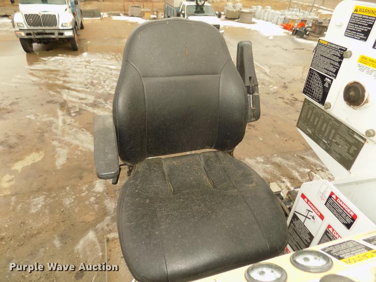 image for item DD2891 2006 International 7300 digger derrick truck