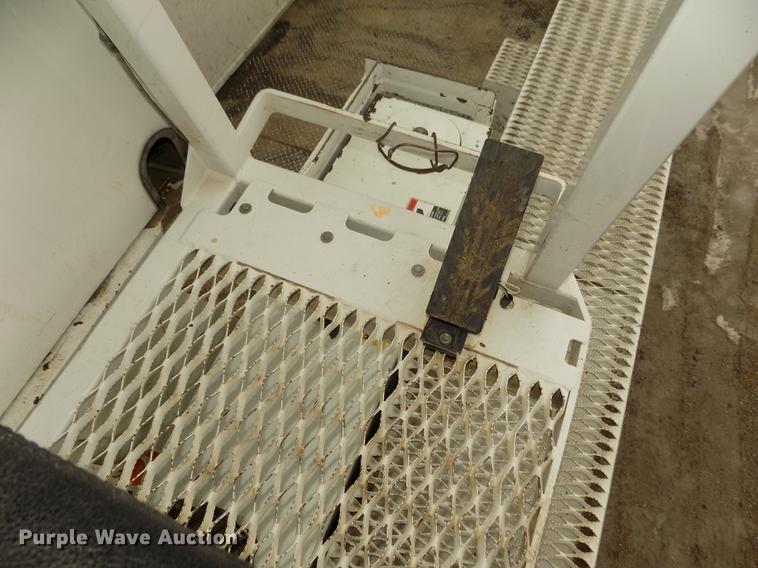 image for item DD2891 2006 International 7300 digger derrick truck