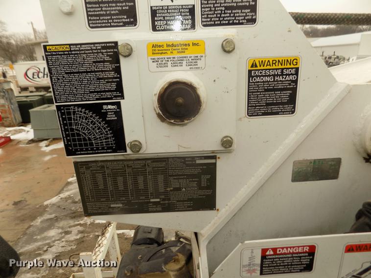 image for item DD2891 2006 International 7300 digger derrick truck