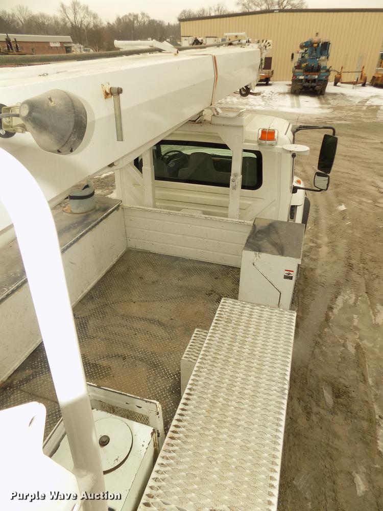 image for item DD2891 2006 International 7300 digger derrick truck