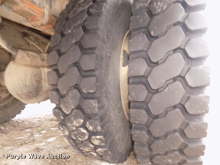 image for item DD2891 2006 International 7300 digger derrick truck