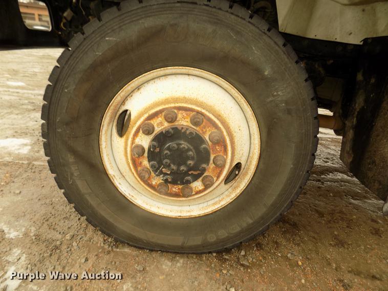 image for item DD2891 2006 International 7300 digger derrick truck