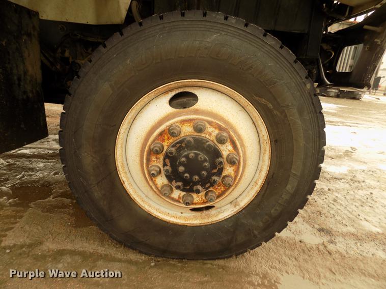 image for item DD2891 2006 International 7300 digger derrick truck