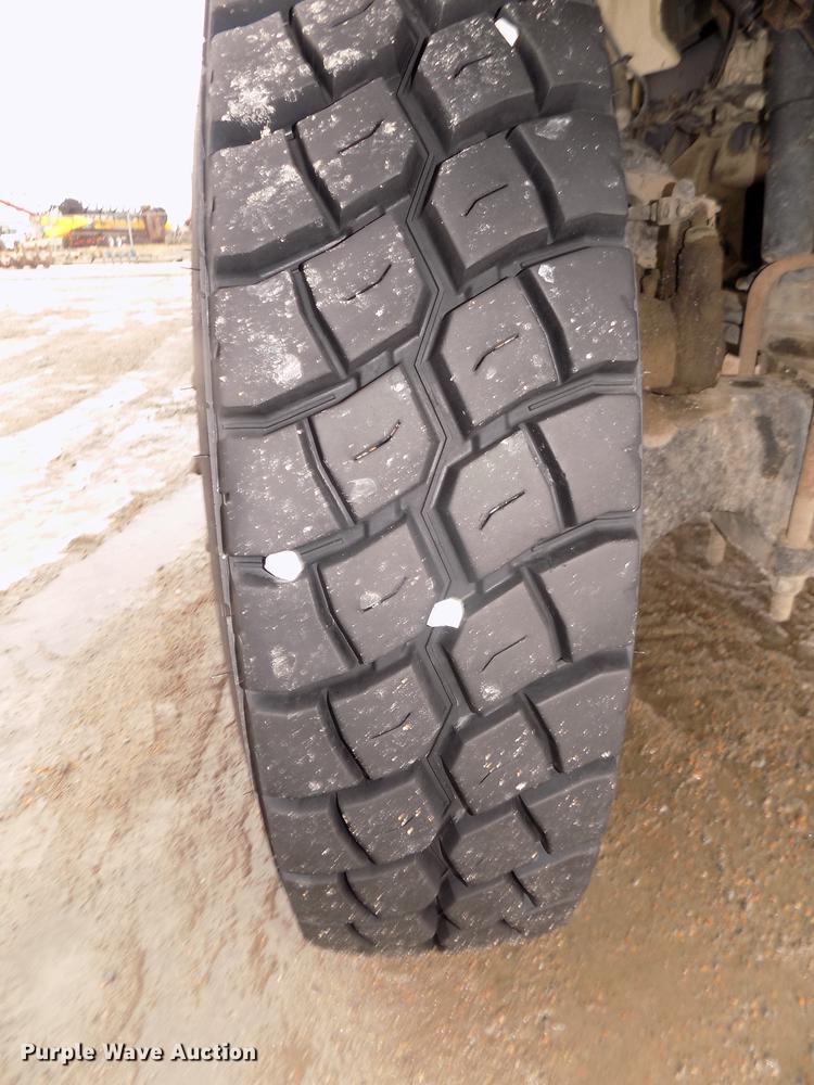 image for item DD2891 2006 International 7300 digger derrick truck