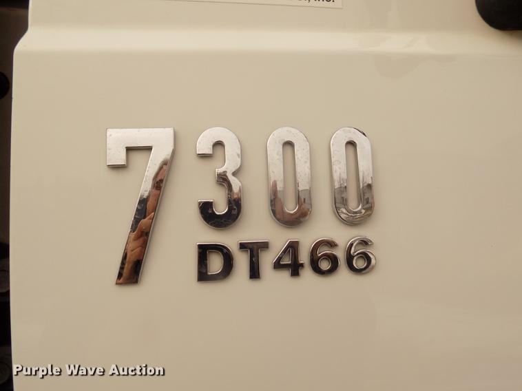 image for item DD2891 2006 International 7300 digger derrick truck