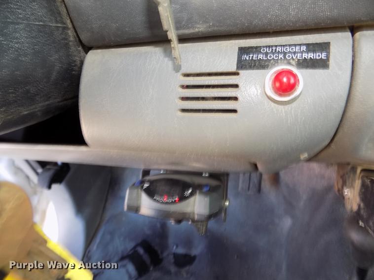 image for item DD2892 2004 Ford F550 Super Duty XL bucket truck