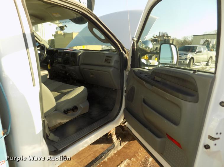 image for item DD2892 2004 Ford F550 Super Duty XL bucket truck