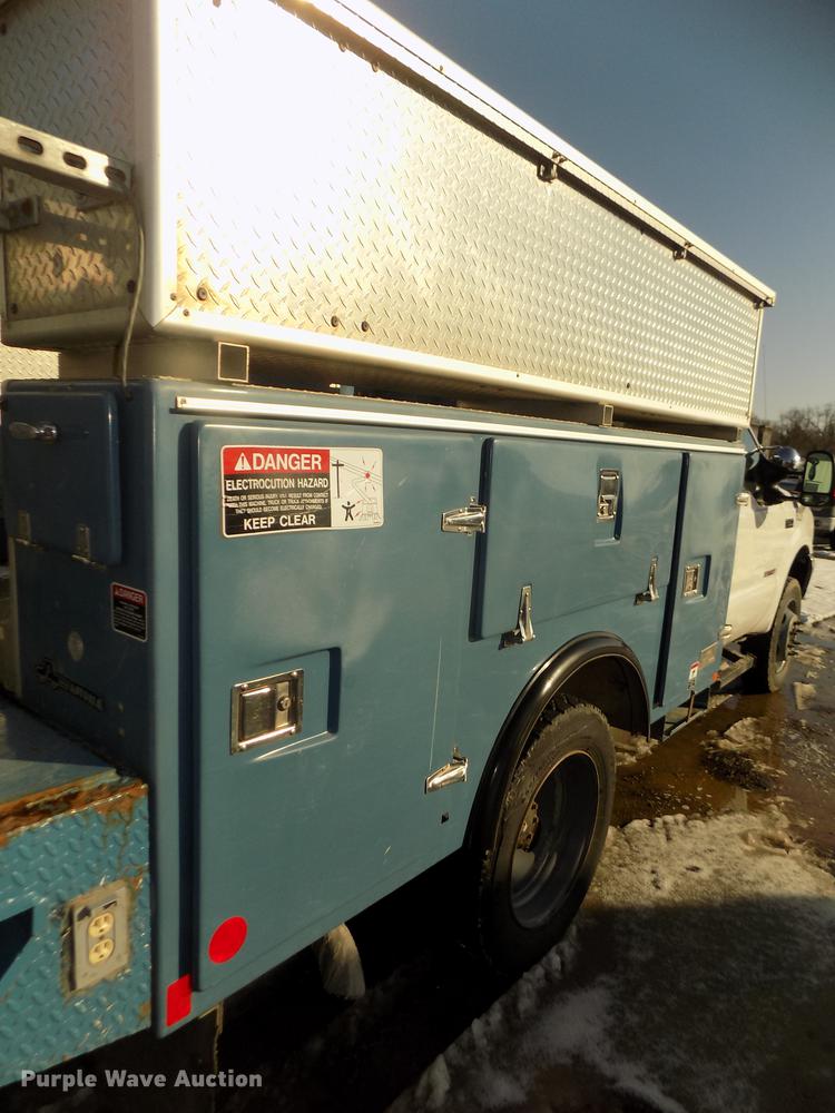 image for item DD2892 2004 Ford F550 Super Duty XL bucket truck