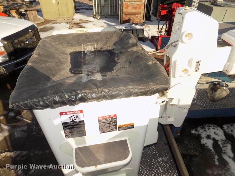 image for item DD2892 2004 Ford F550 Super Duty XL bucket truck