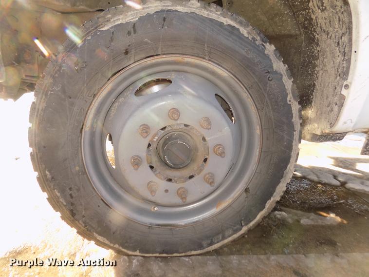 image for item DD2892 2004 Ford F550 Super Duty XL bucket truck