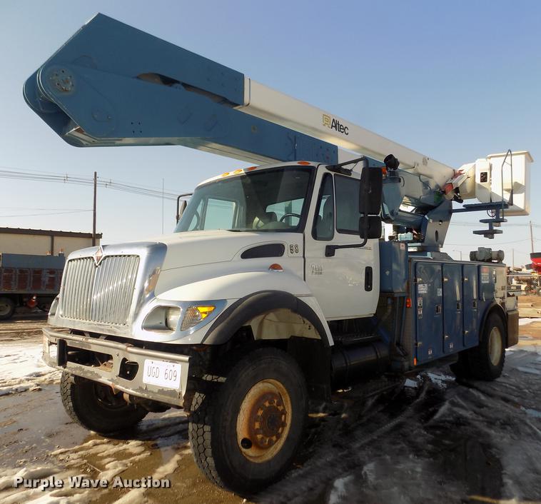 image for item DD2893 2003 International 7400 bucket truck