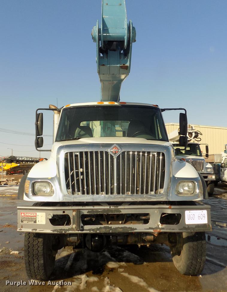 image for item DD2893 2003 International 7400 bucket truck