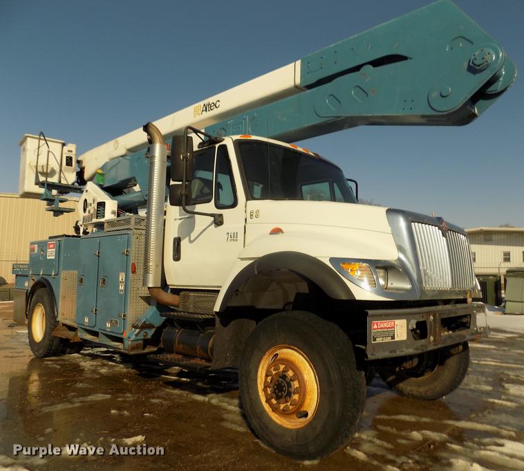image for item DD2893 2003 International 7400 bucket truck