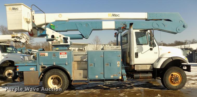 image for item DD2893 2003 International 7400 bucket truck